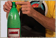 Botella llena con arroz